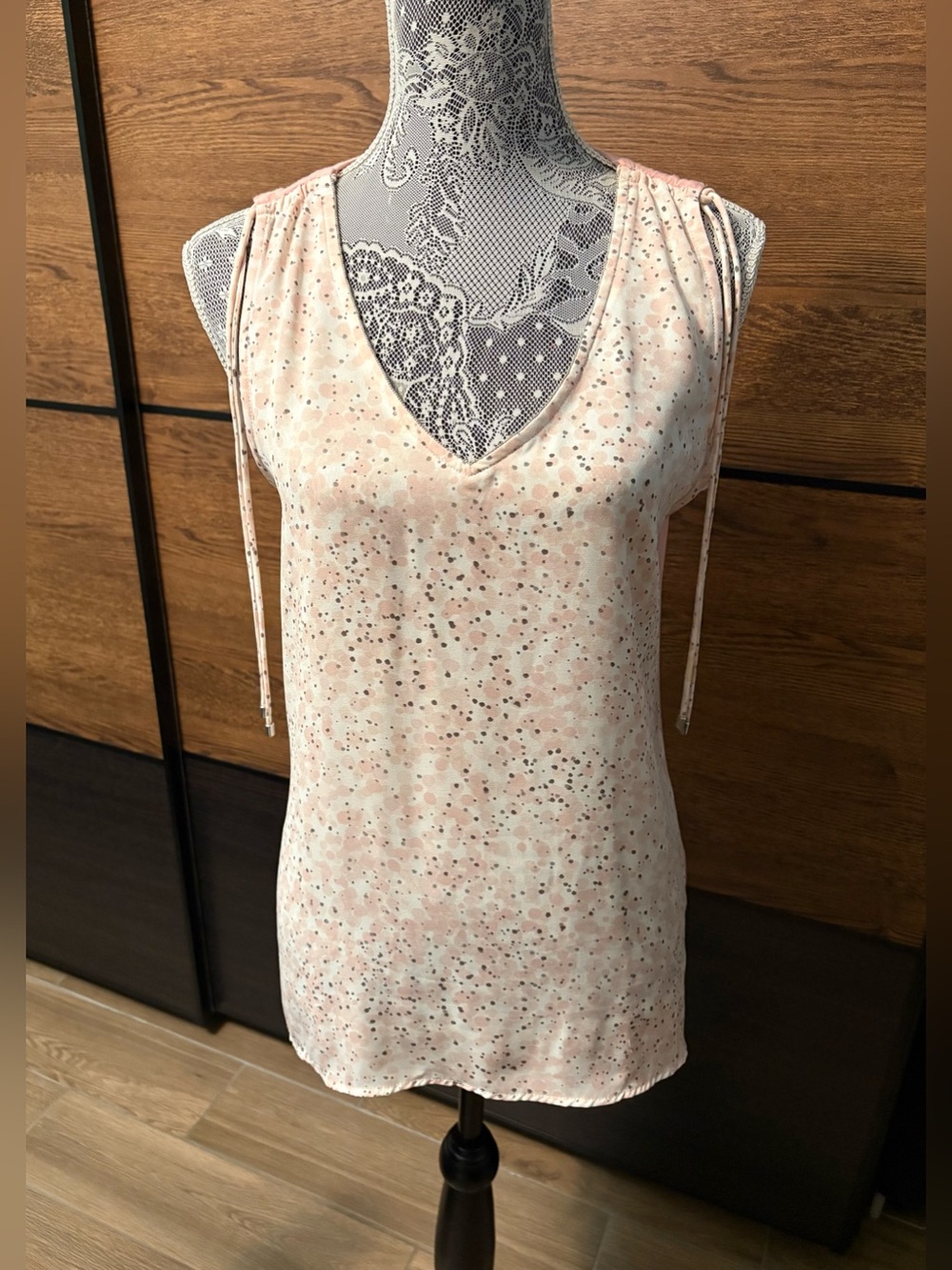 Camber & Grace Women’s Pink Speckled V-Neck Sleeveless Top